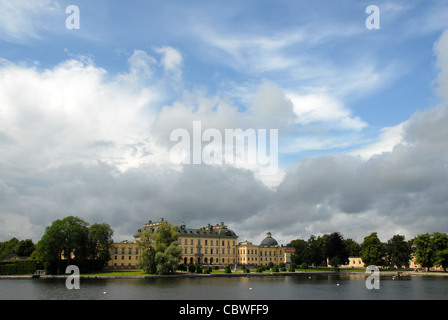 Schloss Drottningholm Slott, der Palast der Königlichen Familie in Schweden und UNESCO-Weltkulturerbe, aus dem See Mälaren gesehen Stockfoto