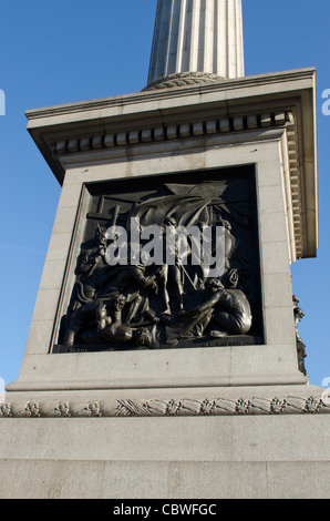 Ost-Gesicht der Sockel, Relief Schlacht von Kap St. Vincent Fuße des Nelson Säule Trafalgar Square, London Uk Stockfoto