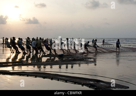 Fischer riß Fischernetz zusammen in den Strand von Digha, Westbengalen, Indien Stockfoto