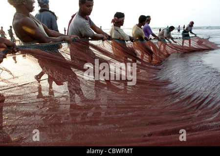 Fischer riß Fischernetz zusammen in den Strand von Digha, Westbengalen, Indien Stockfoto