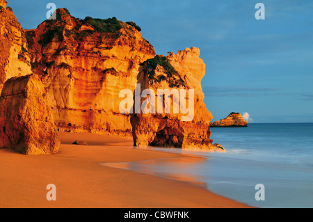 Portugal, Algarve: Abendlicht am Strand Praia da Rocha in Portimao Stockfoto