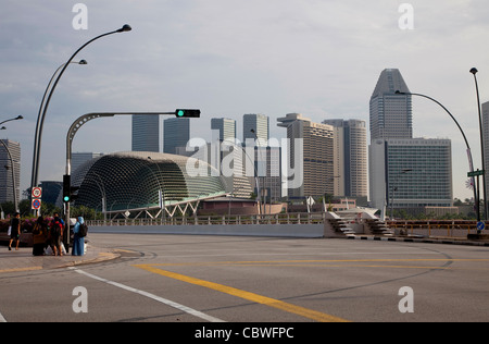 Gruppe von Menschen und leere Straße, Blick auf die Stadt Singapur, Asien mit modernen Gebäuden und Wolkenkratzern Stockfoto