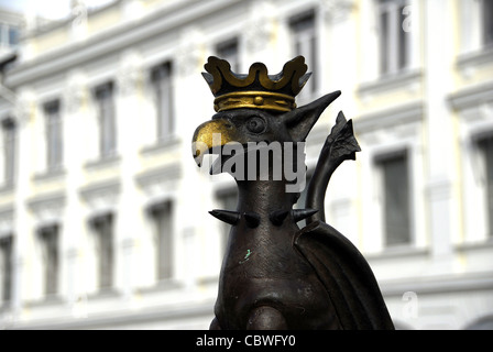 Das Wahrzeichen der Stadt, ein Greif, am Gustav Adolfs Torg im Zentrum von Malmö Stockfoto