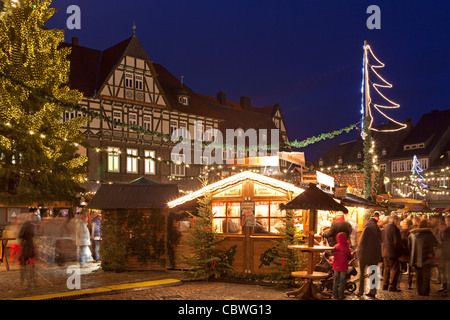 Weihnachtsmarkt am Markt Platz von Goslar, Harz Mountains, Niedersachsen, Deutschland Stockfoto