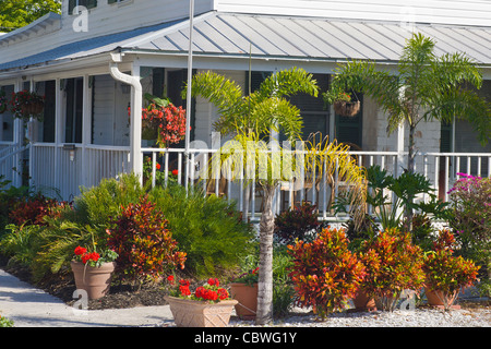 Blumen rund um Veranda auf Boca Grande auf Gasparilla Island Florida Stockfoto