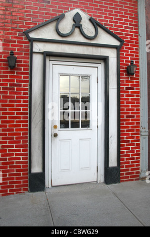 Eine Tür, umgeben von Marmor in eine rote Keramik "Ziegelstein" Fassade. Schenectady, New York, Vereinigte Staaten von Amerika Stockfoto