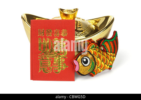 Chinese New Year rote Pakete und verheißungsvollen Ornamente auf weißem Hintergrund Stockfoto