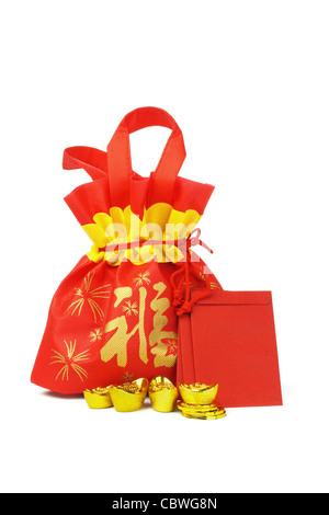 Chinese New Year Geschenktüte, rot-Pakete, Goldbarren und Münzen auf weißem Hintergrund Stockfoto