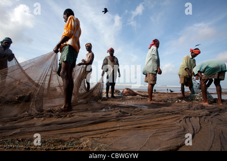 Fischer riß Fischernetz zusammen in den Strand von Digha, Westbengalen, Indien Stockfoto