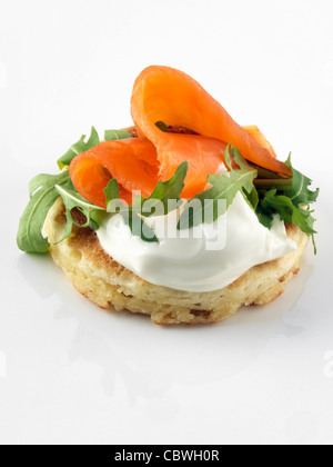 Blin mit geräuchertem Lachs Rucola Stockfoto