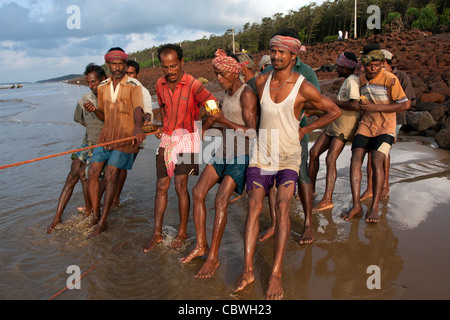 Fischer riß Fischernetz zusammen in den Strand von Digha, Westbengalen, Indien Stockfoto