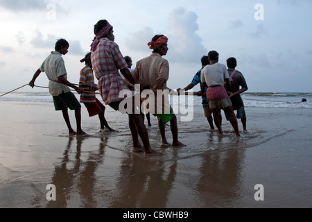 Fischer riß Fischernetz zusammen in den Strand von Digha, Westbengalen, Indien Stockfoto