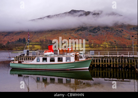 Fähre und Dampfer auf Ullswater im Lake District Stockfoto
