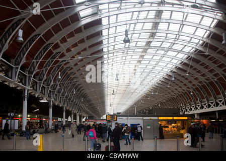 Menschen auf dem Zusammentreffen, Bahnhof Paddington, London, England Stockfoto