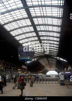 Menschen auf dem Zusammentreffen, Bahnhof Paddington, London, England Stockfoto