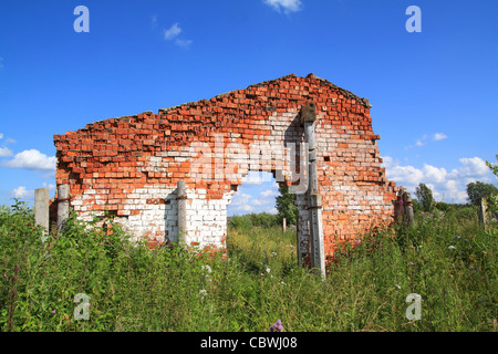 Wand des zerstörten Gebäudes Stockfoto