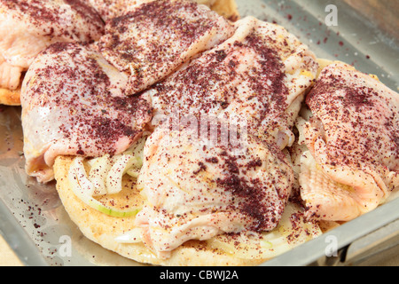 Libanesisch-Stil Sumach Huhn Produktionssortiment auf Pitta-Brot, bereit für den Backofen Stockfoto