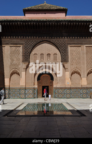 Fassade & Pool im Innenhof der Madrasa Ben Youssef Koranschule, Medina, Altstadt, Marrakesch, Marokko Stockfoto