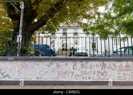 EMI Studios in London mit Beatles-Graffiti geschrieben vor dem Eingang. Stockfoto