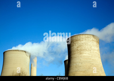 Dampf steigt aus Kühlung Türme, Didcot Kohlekraftwerk Kraftwerk, Berkshire, England Stockfoto