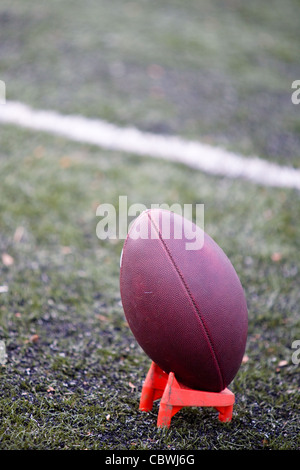 American Football und Tee am Fußballplatz Stockfoto