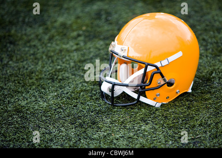 US-amerikanischer American-Football-gelben Helm auf Rasen Stockfoto