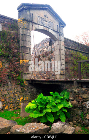 "Portón de Campo" von Colonia del Sacramento.  -Colonia del Sacramento City Gate und hölzerne Zugbrücke, in der Dämmerung. Stockfoto