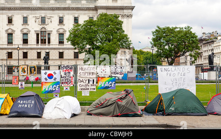 Demonstranten in London mit Zelten und Protest Zeichen in der Nähe von Parliament und Big Ben. Stockfoto