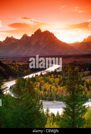 Oxbow Bend am Snake River mit Grand Teton bei Sonnenuntergang in der Nähe von Jackson Hole, Wyoming Stockfoto