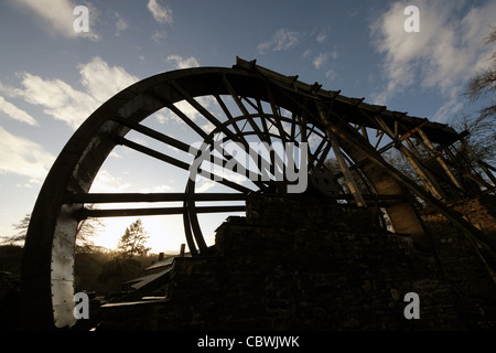 Übertrieben Wasserrad bei Morwellham Quay, Devon, drehen, Land, Landschaft, malerische, Spindel, Strom, Technologie, Baum, wende, Vintage, Stockfoto