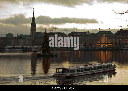 Blick über Hamburg mit dem Rathaus in Binnenalster (See Binnenalster) kurz vor Weihnachten Stockfoto