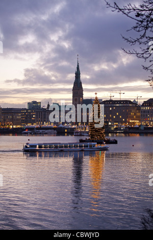 Blick über Hamburg mit dem Rathaus in Binnenalster (See Binnenalster) kurz vor Weihnachten Stockfoto