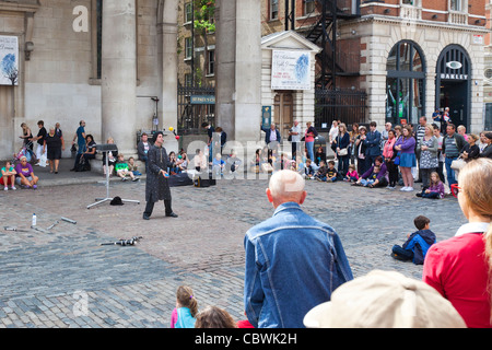 Touristen, Shopper und Straßenkünstler in Covent Garden, London, England. Stockfoto