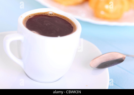 Tasse Kaffee auf der blauen Matte, Nahaufnahme Stockfoto