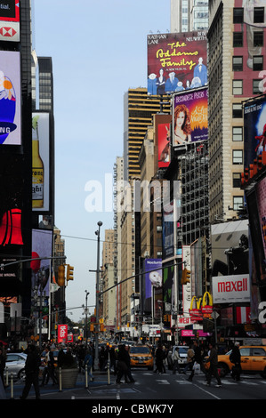 Blauer Himmel städtebauliches Portrait Straße Autos, Central Park, Gebäude, Taxis, Menschen Kreuzung 7th Avenue West 45th Street, New York Stockfoto