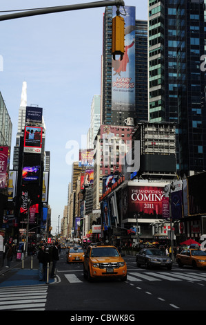 Blauer Himmel Herbst Portrait, in Richtung Duffy Square, Menschen, gelben Taxis, Neon Plakatwände. 7th Avenue West 44th Street, New York Stockfoto