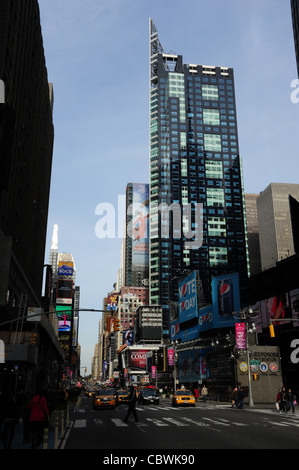 Blauer Himmel Porträt, Central Park, Menschen, Werbetafeln, Wolkenkratzer, taxis Straßenkreuzung, 7th Avenue West 43rd Street, New York Stockfoto