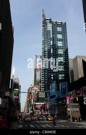 Blauer Himmel Porträt, Central Park, Menschen, Autos, Plakate, Wolkenkratzer, Mann Kreuzung 7th Avenue an der West 43rd Street in New York Stockfoto