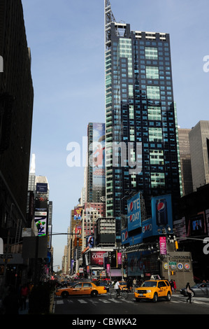 Blauer Himmel Porträt, in Richtung Central Park, Menschen, gelben Taxis, Billboards, Wolkenkratzer, 7th Avenue an der West 43rd Street in New York Stockfoto