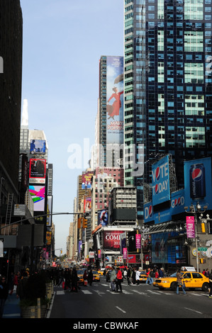 Blauer Himmel Porträt, in Richtung Central Park, Menschen, gelbes Taxi, Billboards, Wolkenkratzer, 7th Avenue an der West 43rd Street in New York Stockfoto