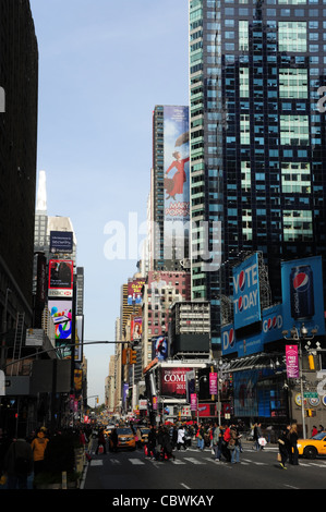 Blauer Himmel Herbst Porträt, in Richtung Central Park, Menschen, Autos, Plakate, Wolkenkratzer, 7th Avenue an der West 43rd Street in New York Stockfoto