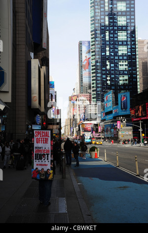 Blauer Himmel urbane Gasse Porträt Theater Sandwich-Mann vorne Thomson Reuter Gebäude, 7th Avenue nördlich der West 42nd Street, New York Stockfoto