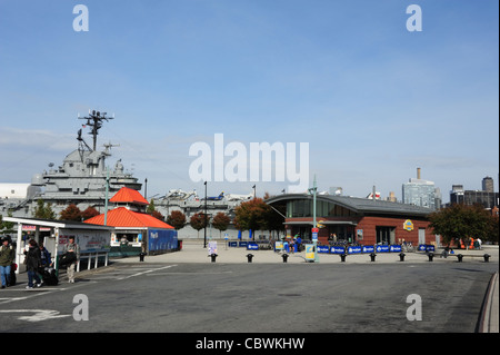 Blauer Himmel Herbst Ansicht, Flugzeugträger USS Intrepid, Fahrradverleih, Gebäude, Menschen, Pier 83, West 42nd Street, New York Stockfoto