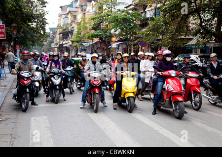 Verkehr mit Autos, Motorroller, Fahrräder, Motorräder und Menschen in Hanoi, Vietnam, Asien Stockfoto