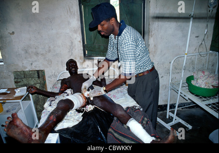 Südsudanesischer Mann, der 1997 bei einem Frontüberfall gegen nordsudanesische Regierungstruppen in den Hoden angeschossen wurde, wird im Südsudan von einem Arzt gepflegt Stockfoto