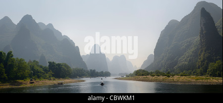 Panorama der Fluss Lijiang von hohen Kalkstein peak Karstformationen Volksrepublik China umgeben Stockfoto