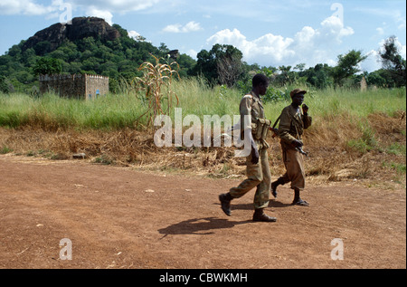 Soldaten der sudanesischen Volksbefreiungsarmee patrouillieren während des Bürgerkrieges 1997 in einem abgelegenen Gebiet im Südsudan Stockfoto