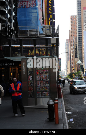 Urban Street Bürgersteig Szene stark tätowierte Mann Theater Tickets, in der Nähe von New Amsterdam Theater West 42nd Street, New York zu verkaufen Stockfoto