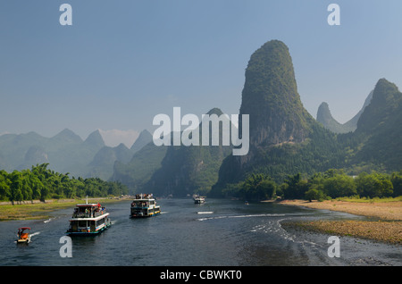 Ausflugsboote auf dem Li-Fluss Guangxi China mit hohen Karst Berg Kegel Reisen Stockfoto