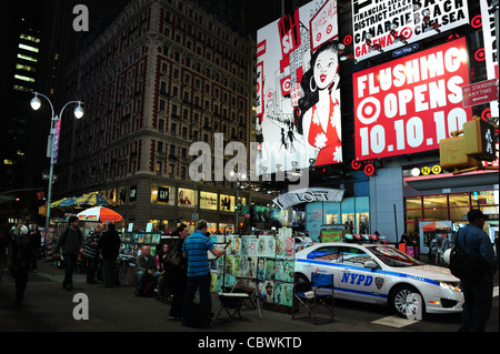 Nacht Neon Plakatwände erschossen Leute, NYPD Polizeiauto von Bürgersteig Kunstwerk Stall, West 42nd Street am Broadway, New York Stockfoto